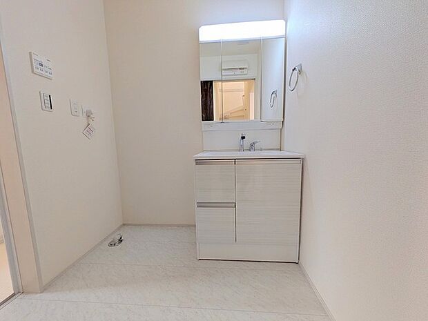 三面鏡を採用した洗面化粧台。鏡の裏にも収納スペースがあります。