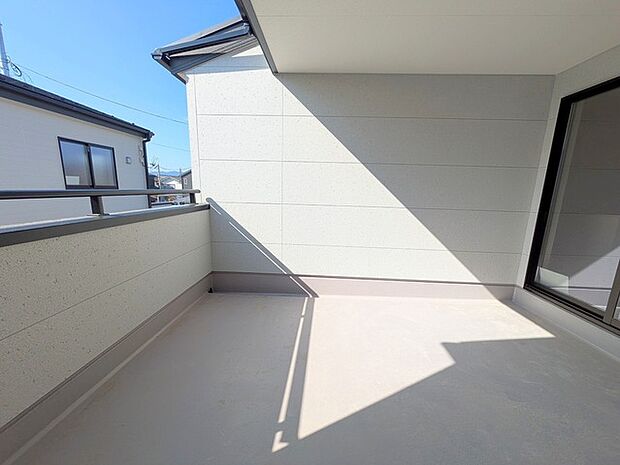 いつも忙しいご家庭に嬉しいインナーバルコニー。ゆとりの広さを確保。お布団を干すのも、この広さならラクラク。