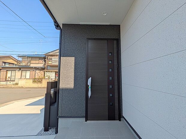 ポーチのついた新築分譲物件。玄関の印象はいかがでしょうか？入口からご覧ください。 