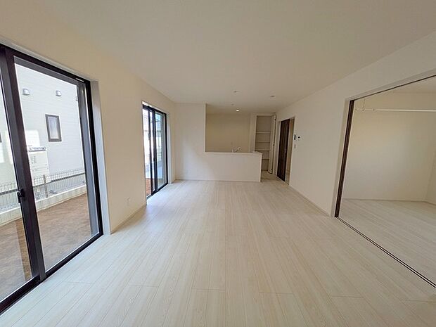 解放感あふれるリビングは、自然に光と風に恵まれます。 