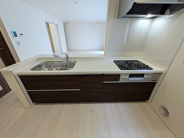 リビングで遊ぶお子様を見守りながらお料理ができる、対面キッチン。 