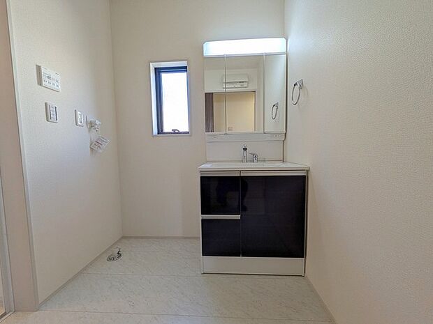 収納豊富な三面鏡付洗面化粧台。水回りのあれこれがキレイに収まりそうですね。 