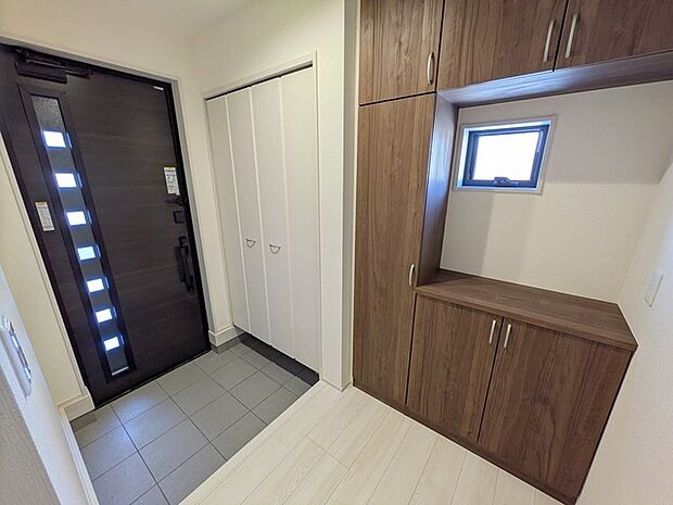 玄関を開けたらシューズボックス、使いやすい配置です。 