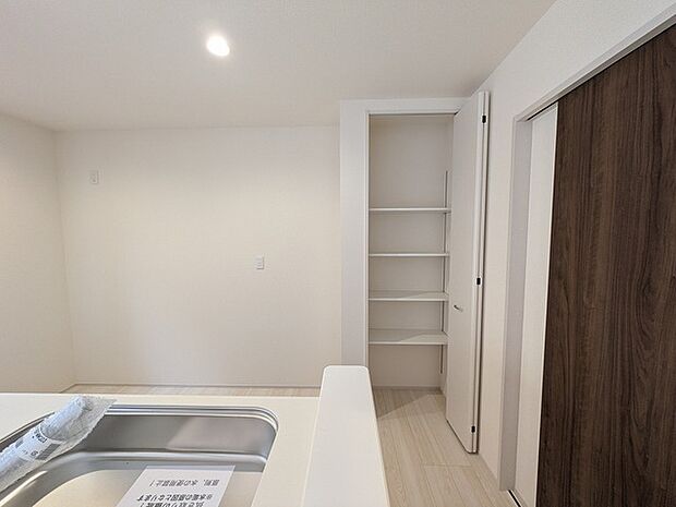 キッチンの脇に、この収納があるだけで、キッチン動線が変わりますね。 