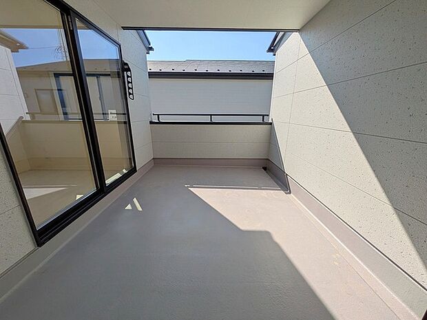 いつも忙しいご家庭に嬉しいインナーバルコニー。ゆとりの広さを確保したバルコニーは、お布団を干すのも、この広さならラクラク。  