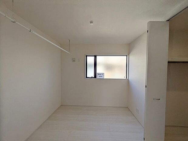 室内物干しを設置済み、雨の日でもちょっとしたものならここで干せます。 