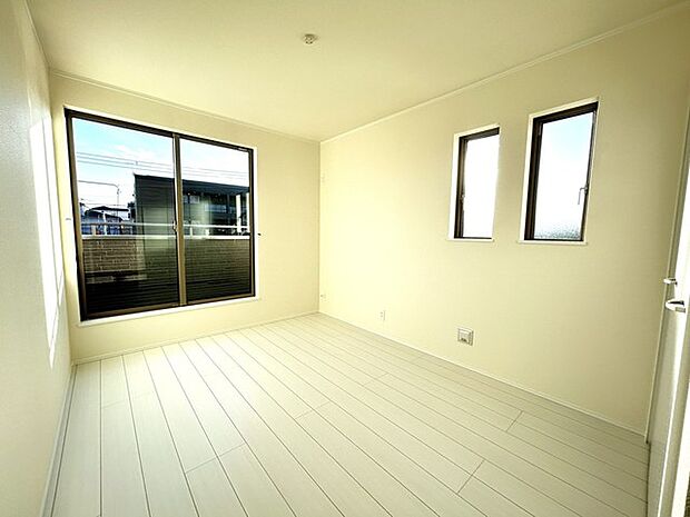 1日の疲れをいやす寝室には、WICが付いているのでスッキリ片付きます