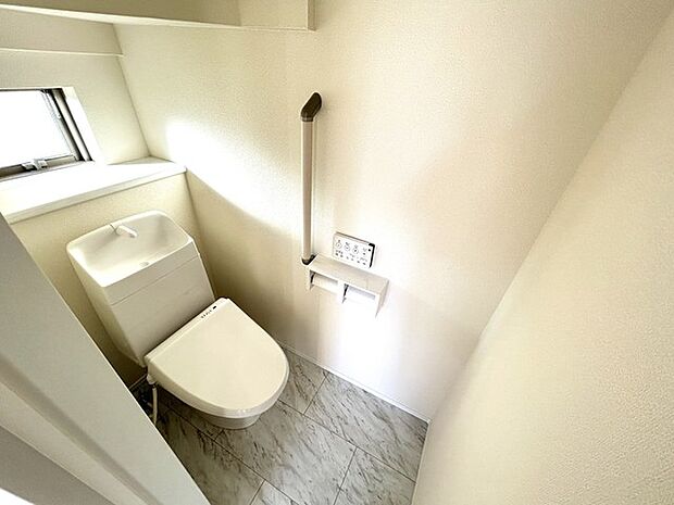 注目度の高いお手洗い。ちゃんとウォシュレット機能ついてます。