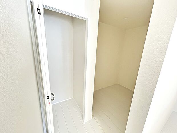 キッチン後ろには大型のパントリースペース