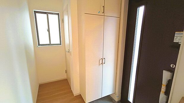 シンプルなデザインの玄関収納。 