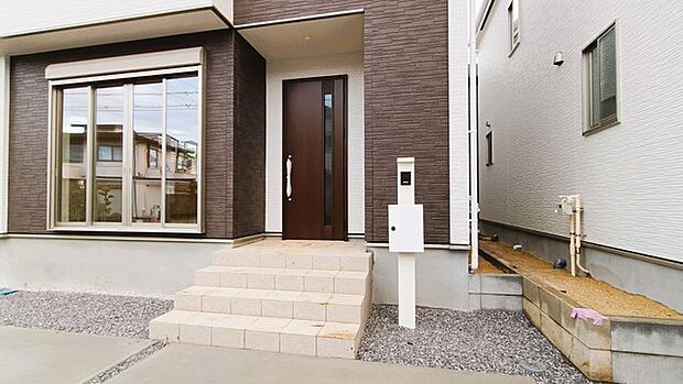 この扉を開けると、新築の木の匂いが待ってます。