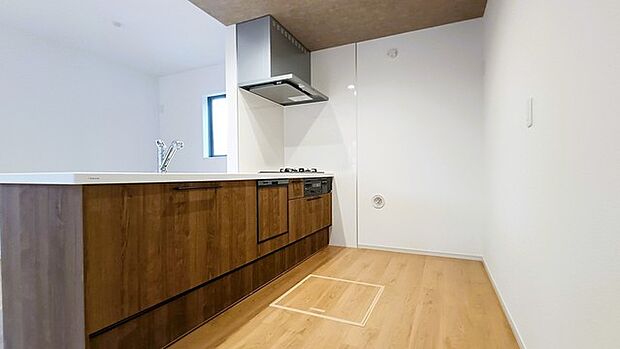 吊戸棚で視界を遮らず、パノラマ感を重視したタイプのキッチンスペース。 