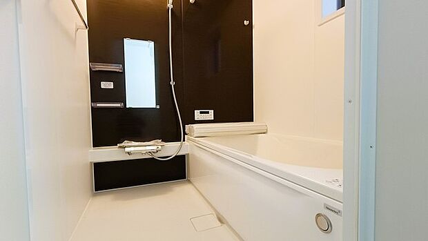 広々1坪タイプのゆったり浴室ユニット。防カビ・抗菌素材なのもうれしい。 