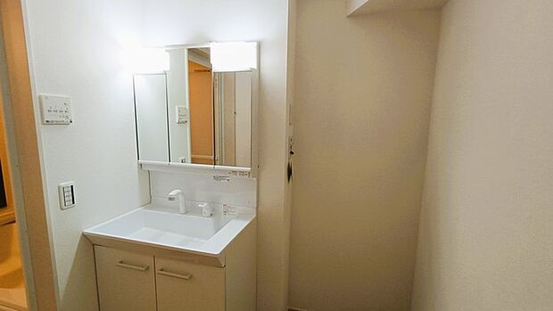 たっぷりの収納を設けたシャワー付洗面台で快適な暮らし。