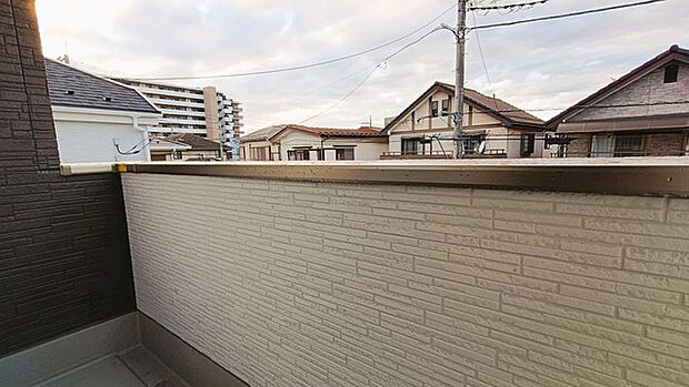 らくらくお洗濯を助ける広いバルコニー。