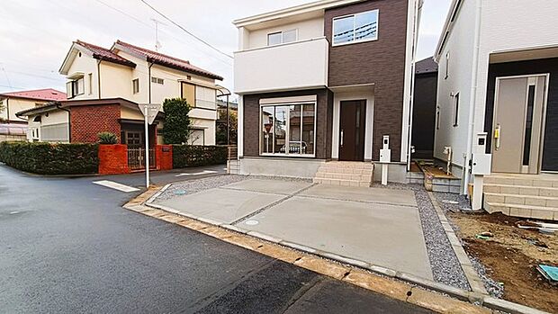 並列2台駐車可能な、ゆとりのカースペースがここに。