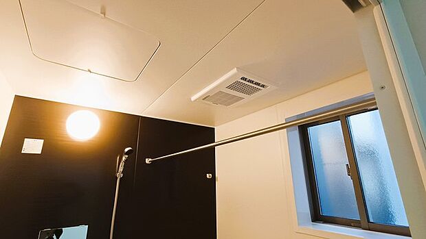 空気もこもらず、いつもクリーンな浴室乾燥機付。