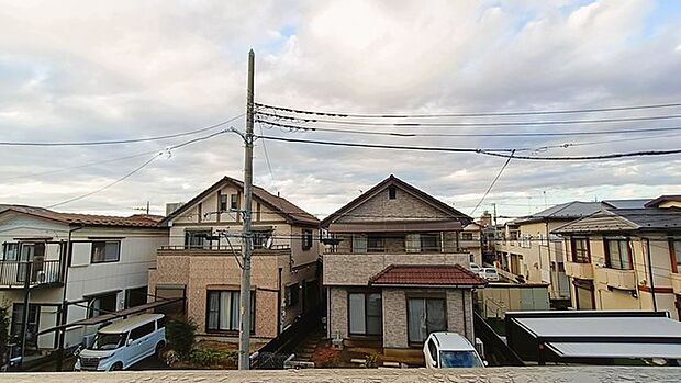 住宅街の中の一戸建て、あたりはほとんど住宅です。