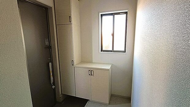 玄関を開けたらシューズボックス、使いやすい配置です。