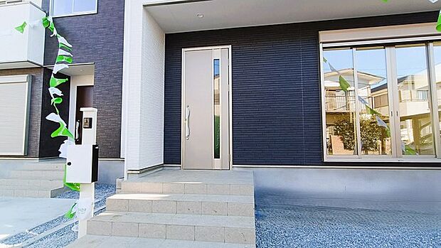ポーチのついた新築分譲物件。玄関の印象はいかがでしょうか？入口からご覧ください。 