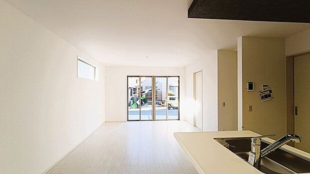 開放感と採光にこだわった、18.2帖のLDK。