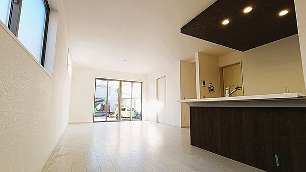 南側に大きな窓を配置、明るいリビングが出来ました。