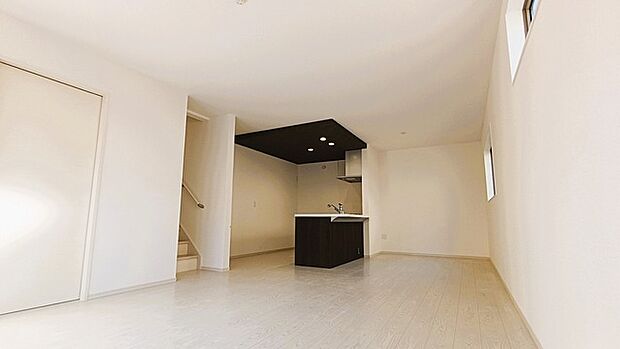 開放的なこの空間がお客様をお出迎えします。ＬＤＫは18.2帖。 