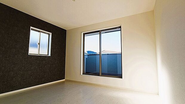 広々バルコニーから、たっぷり太陽の恵みが得られます。 