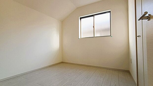 たっぷりの陽光と、心地よい風が舞い込みます。 