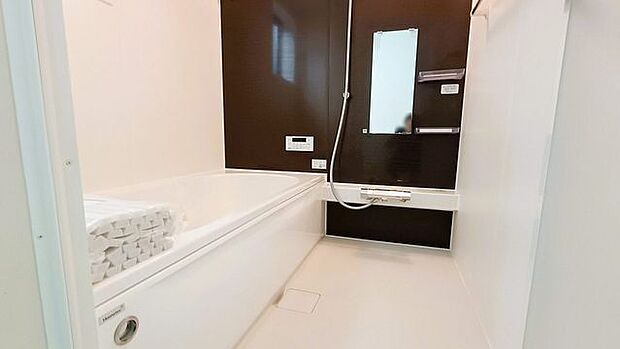 広々1坪タイプのゆったり浴室ユニット。防カビ・抗菌素材なのもうれしい。 