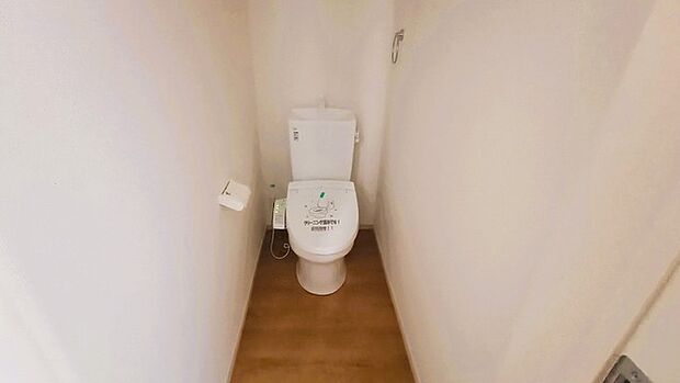 ウォシュレット機能付き。憩いの場としてひそかに注目度の高いお手洗いにもご注目ください。