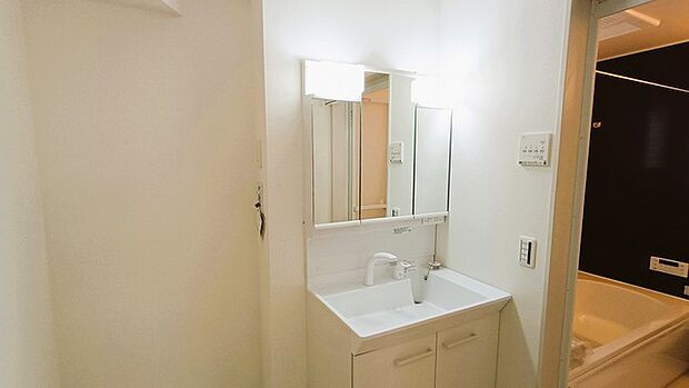 三面鏡を採用した洗面化粧台。鏡の裏にも収納スペースがあります。 