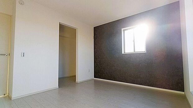 今からここを誰のお部屋にしようか、そんな洋室。