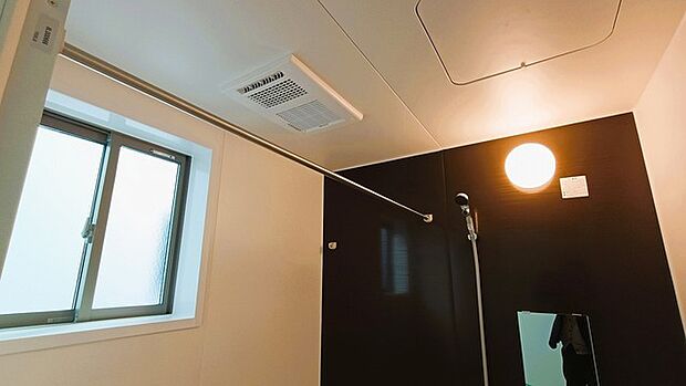 バスユニット1坪タイプ、浴室乾燥機、手すり付き。