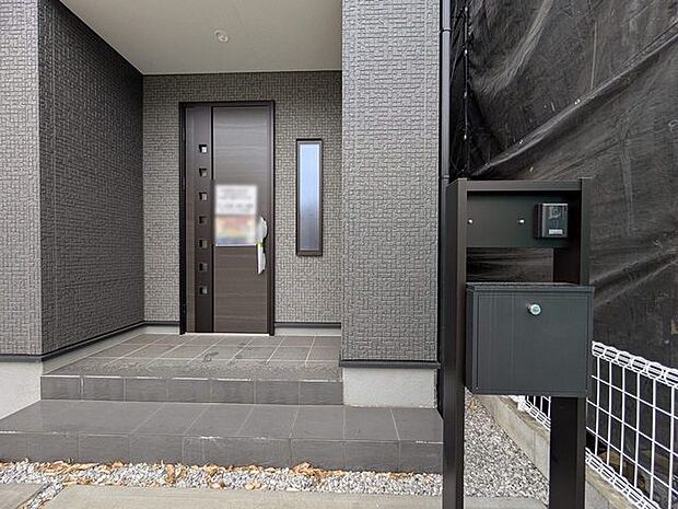 この扉を開けると、新築の木の匂いが待ってます。