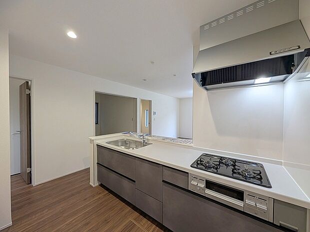 対面タイプなら、キッチン内にいながらご家族やお客様との会話が楽しめます。