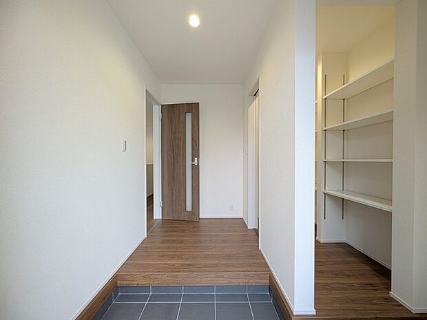 家族の履物が全部しまえる、ワイドな玄関収納。