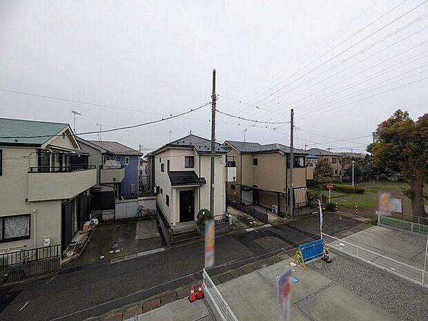 住宅街の中の一戸建て、あたりはほとんど住宅です。