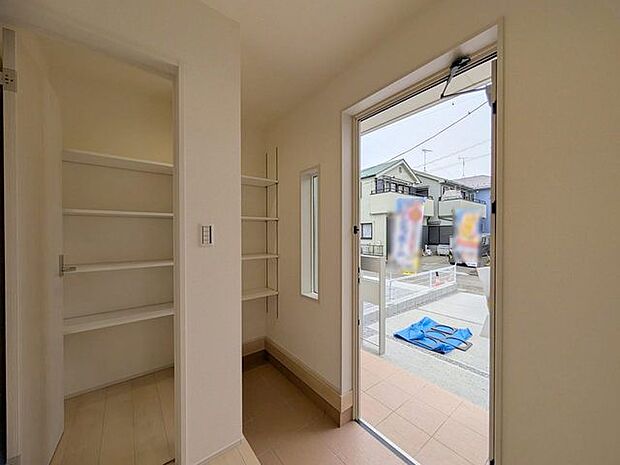 玄関横にシューズインクローク付き、雨具や三輪車を置いても余裕の広さ。 