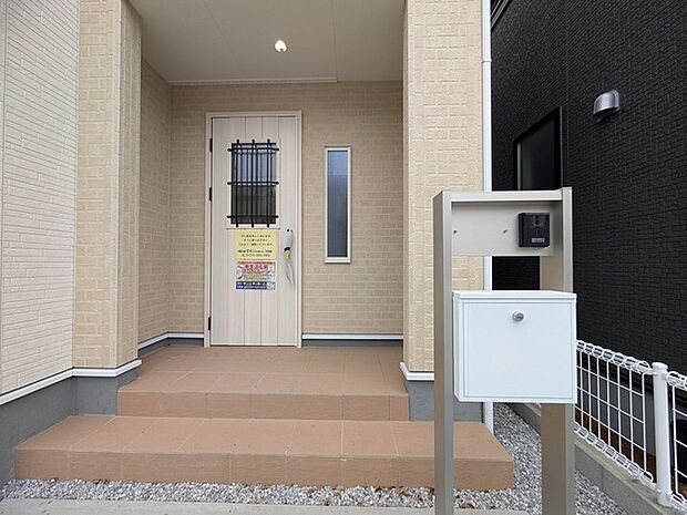 ポーチのついた新築分譲物件。玄関の印象はいかがでしょうか？入口からご覧ください。 