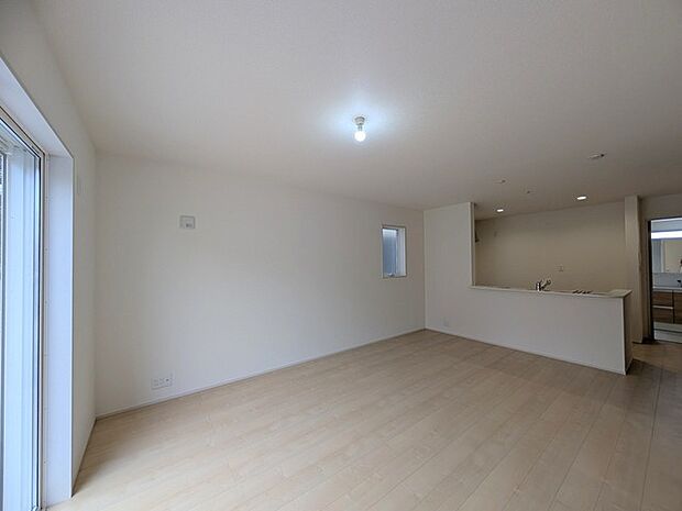 キッチンのすぐ隣りにあるダイニングスペース。家事動線が短くて使いやすい配置です。 