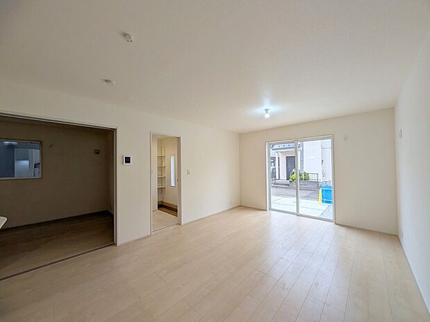 開放的なこの空間がお客様をお出迎えします。ＬＤＫは16帖。  