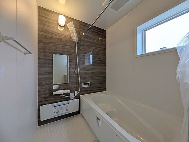 浴室は湿気がたまりやすく、換気扇だけでは心配。窓をあければお風呂がカラっと乾きます。 