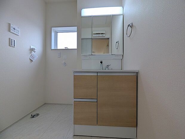 三面鏡を採用した洗面化粧台。鏡の裏にも収納スペースがあります。 