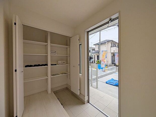 靴がしっかり収まるから、散らかりがちな玄関もスッキリ。