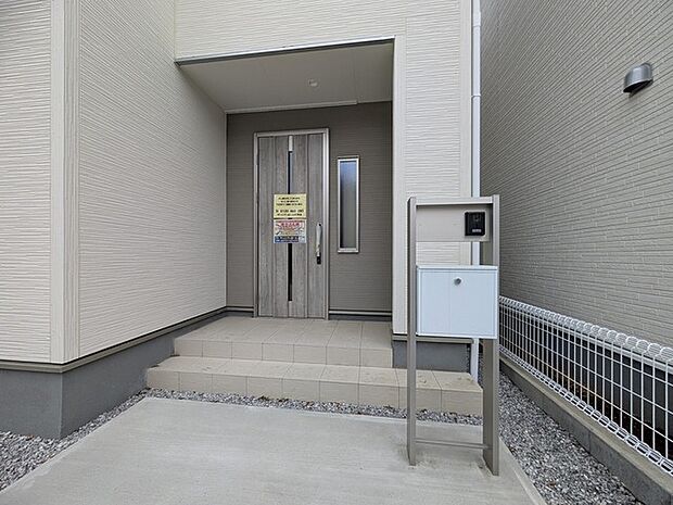 ポーチのついた新築分譲物件。玄関の印象はいかがでしょうか?入口からご覧ください。