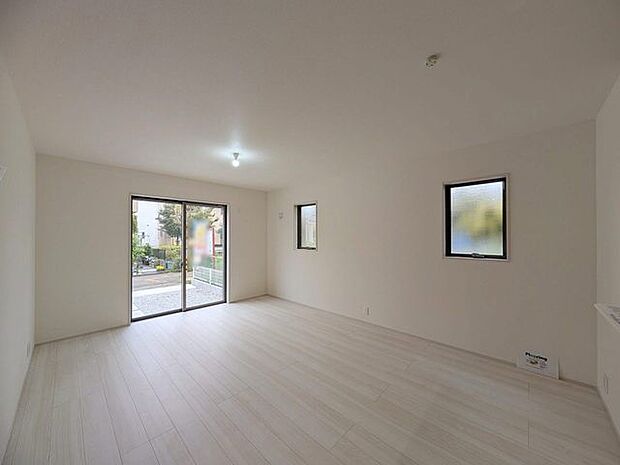 南側に大きな窓を配置、明るいリビングが出来ました。