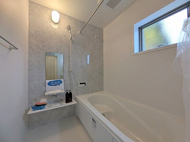 広々1坪タイプのゆったり浴室ユニットは半身浴もゆっくり楽しめるベンチバス仕様。防カビ・抗菌素材なのもうれしい。