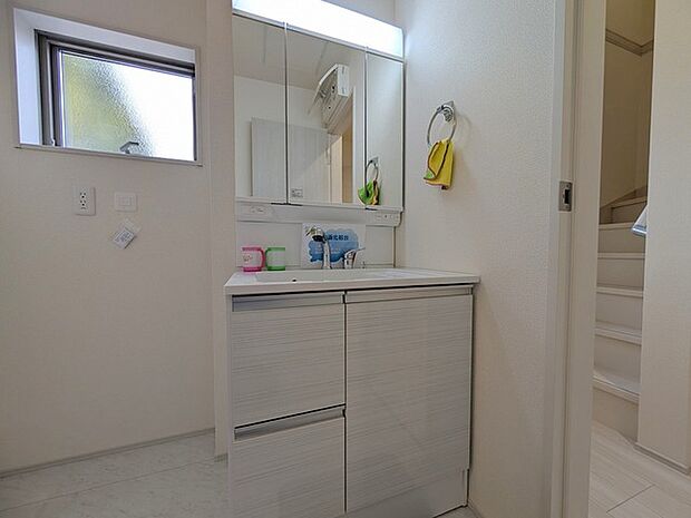 収納豊富な三面鏡付洗面化粧台。水回りのあれこれがキレイに収まりそうですね。