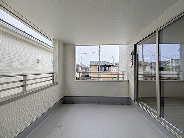 らくらくお洗濯を助ける広いバルコニー。